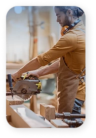 Menuisier au travail du bois